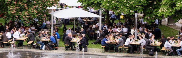 Essen und Trinken auf dem Freigelände
Messebesucher beim Essen unter freiem Himmel